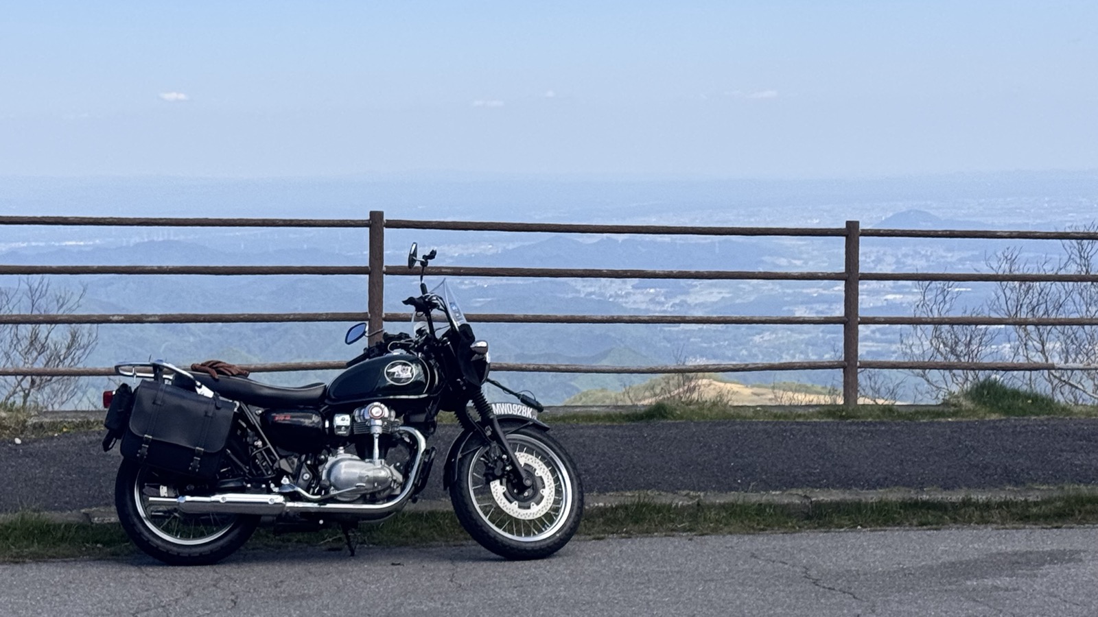 山の展望スポットでメグロK3、サイドバッグと旭風防スクリーン