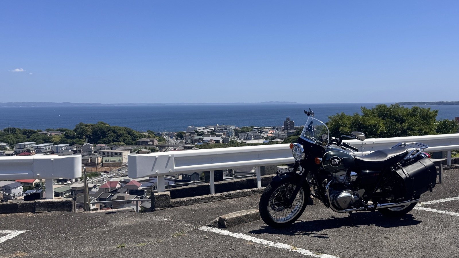 海が見える展望スポットでメグロK3