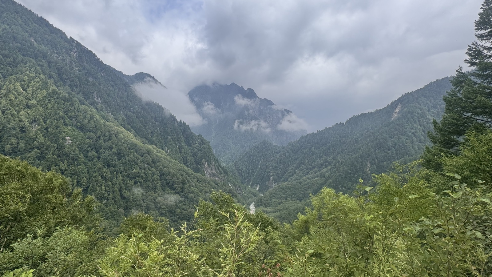 黒部ダム周辺の山並みと谷