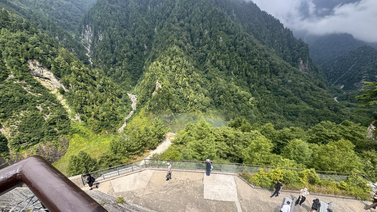 黒部ダムの上から見下ろした谷