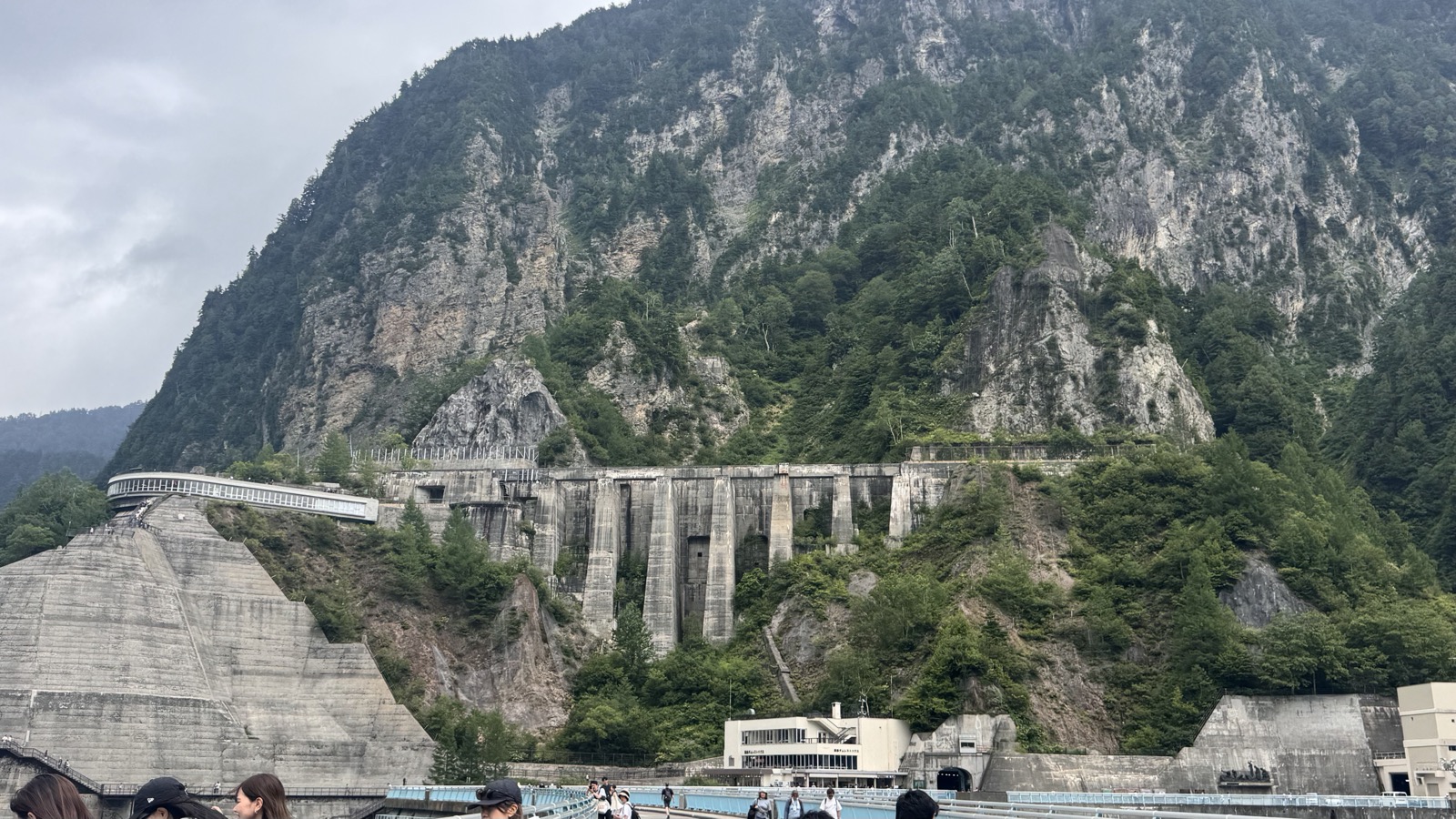 黒部ダムの堤体と背後の山