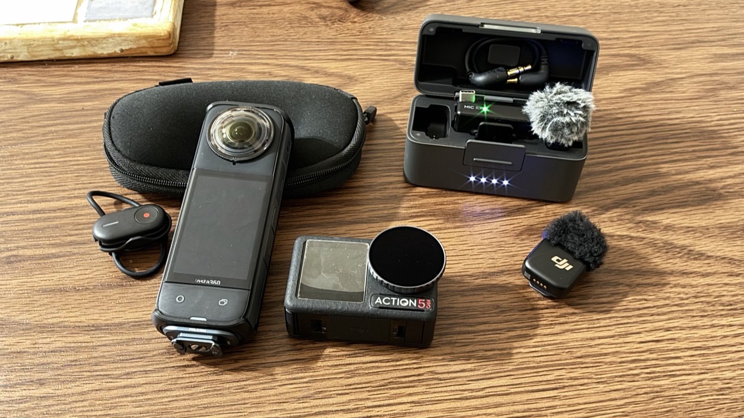 モトブログで使っている機材一式。Insta360 X4、Osmo Action 5 Pro、DJI Mic Mini、X4のリモコン
