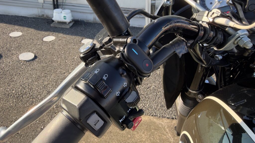 ハンドルに付けたInsta360のリモコン。手元で録画のオンオフができる