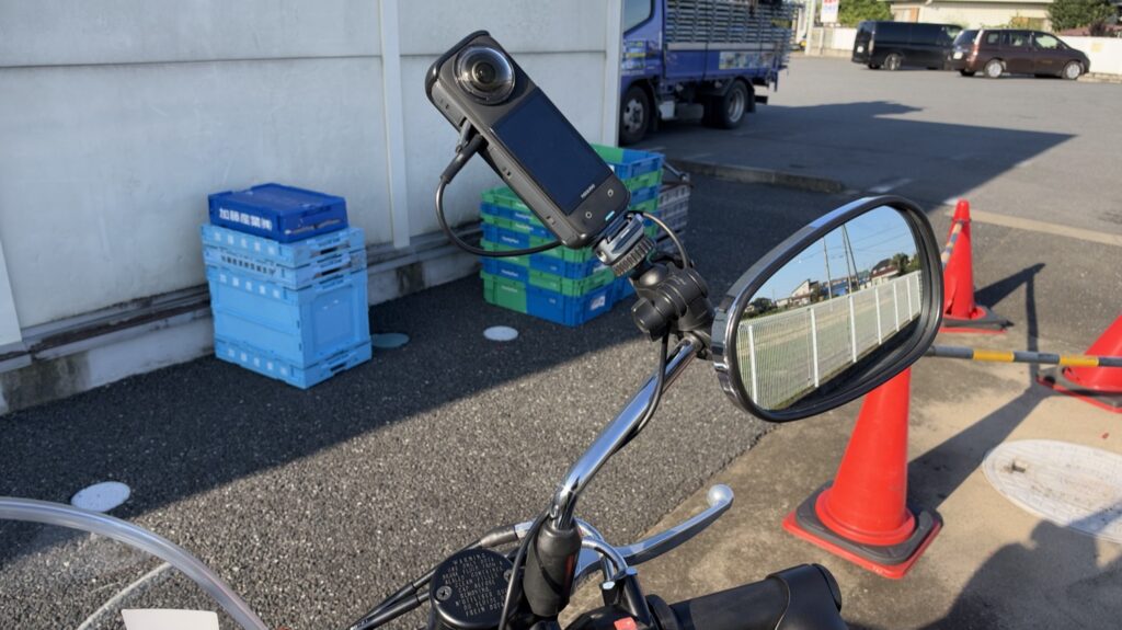 Insta360 X4をミラーに取り付けた状態。目線に近い高さで車体も風景も入る