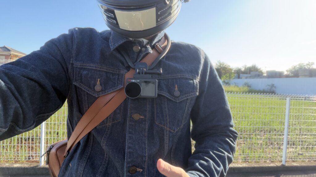 走るときの実際の装備。Osmo Action 5 Proがネックマウントで胸の高さに来る